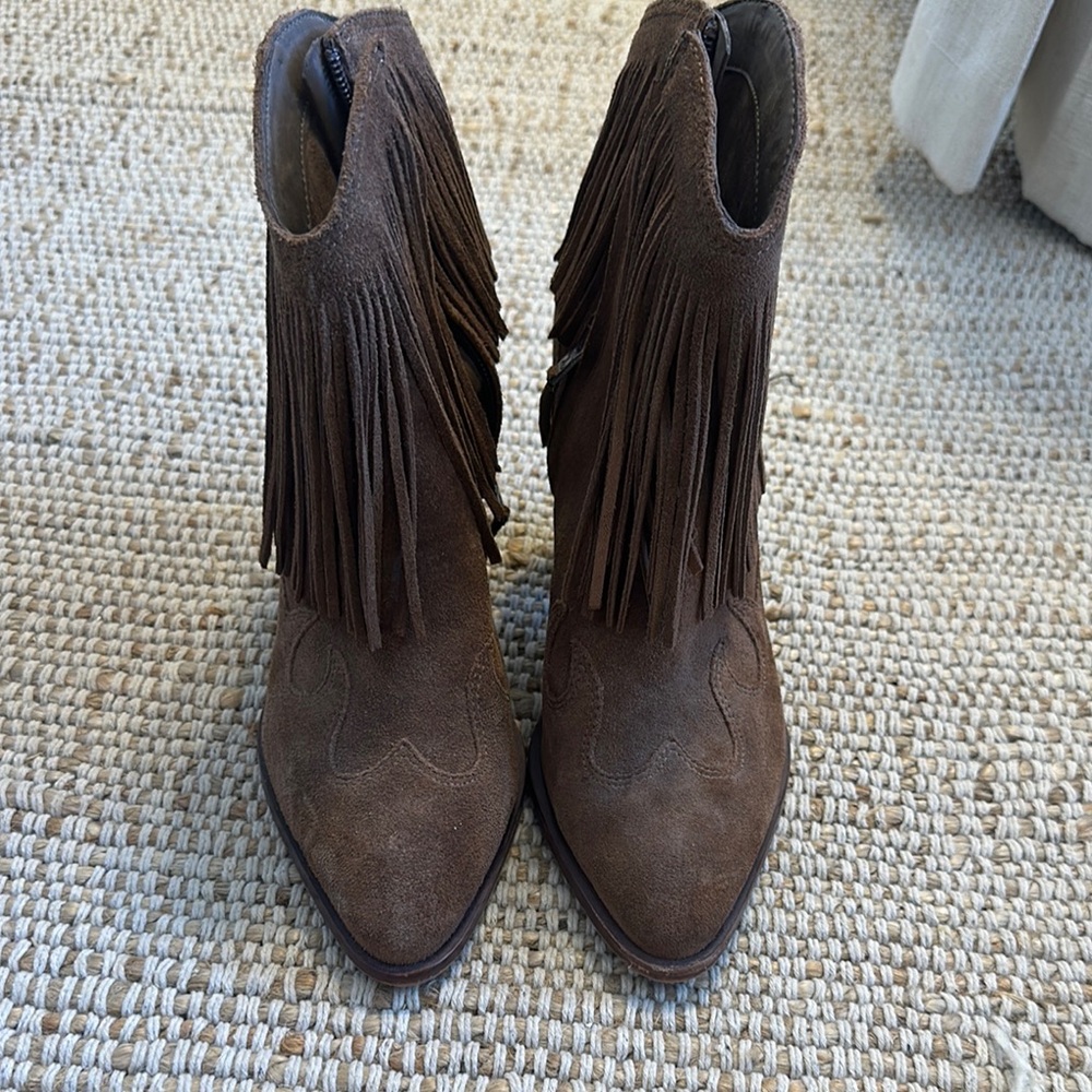 Brown Ankle Boots with Fringe Detail and Pointed Toe